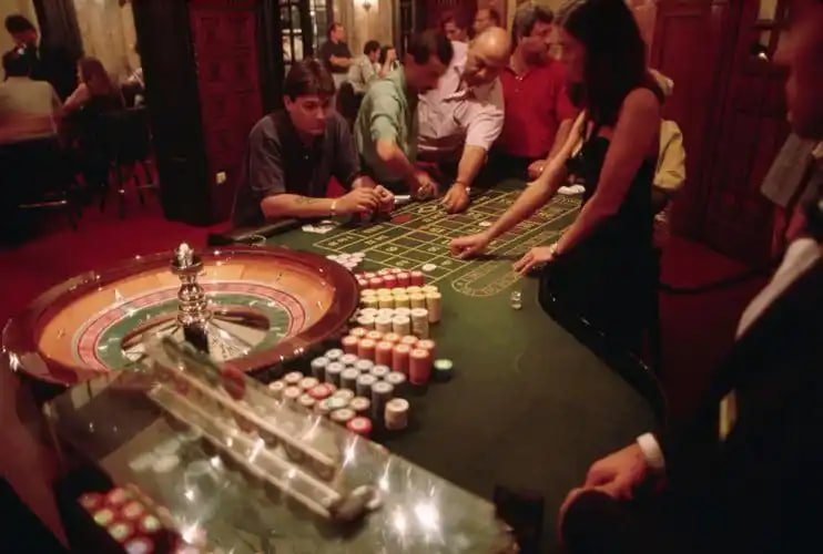 Filipino player viewing phcasino sports markets on a mobile phone